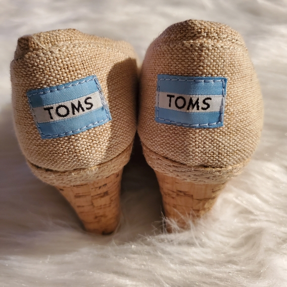 TOMS classic wedge pump Size 5 1/2 - Picture 4 of 4